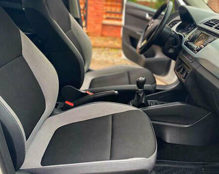 Белый Шкода Фабия, объемом двигателя 1.2 л и пробегом 180 тыс. км за 9800 $, фото 6 на Automoto.ua