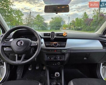Белый Шкода Фабия, объемом двигателя 1 л и пробегом 135 тыс. км за 8550 $, фото 24 на Automoto.ua