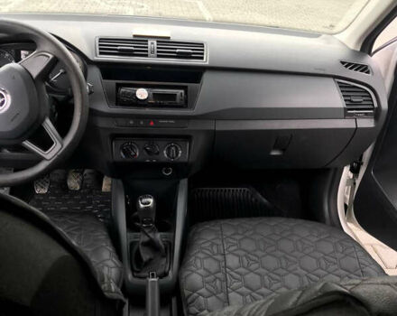 Белый Шкода Фабия, объемом двигателя 1 л и пробегом 130 тыс. км за 7500 $, фото 5 на Automoto.ua