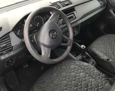 Белый Шкода Фабия, объемом двигателя 1 л и пробегом 130 тыс. км за 7500 $, фото 4 на Automoto.ua