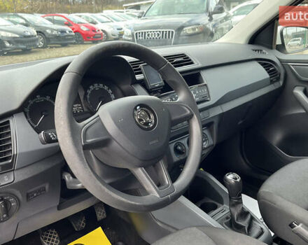 Белый Шкода Фабия, объемом двигателя 1 л и пробегом 84 тыс. км за 7450 $, фото 13 на Automoto.ua