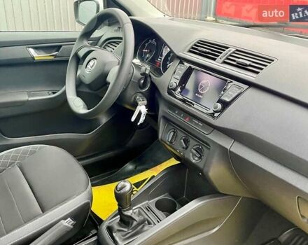 Белый Шкода Фабия, объемом двигателя 1 л и пробегом 65 тыс. км за 12500 $, фото 25 на Automoto.ua