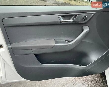 Белый Шкода Фабия, объемом двигателя 1 л и пробегом 65 тыс. км за 12500 $, фото 32 на Automoto.ua