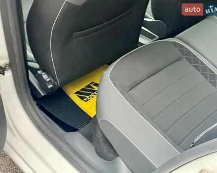 Белый Шкода Фабия, объемом двигателя 1 л и пробегом 65 тыс. км за 12500 $, фото 42 на Automoto.ua