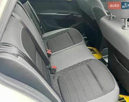 Белый Шкода Фабия, объемом двигателя 1 л и пробегом 65 тыс. км за 12500 $, фото 46 на Automoto.ua