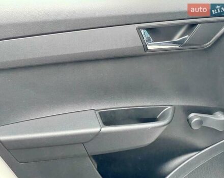 Белый Шкода Фабия, объемом двигателя 1 л и пробегом 65 тыс. км за 12500 $, фото 41 на Automoto.ua