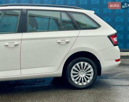 Белый Шкода Фабия, объемом двигателя 1 л и пробегом 65 тыс. км за 12500 $, фото 21 на Automoto.ua