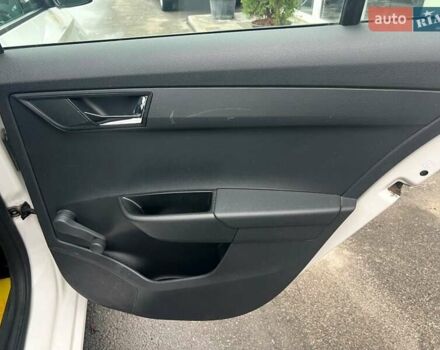 Белый Шкода Фабия, объемом двигателя 1 л и пробегом 70 тыс. км за 12500 $, фото 45 на Automoto.ua