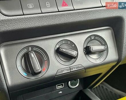 Белый Шкода Фабия, объемом двигателя 1 л и пробегом 65 тыс. км за 12500 $, фото 37 на Automoto.ua