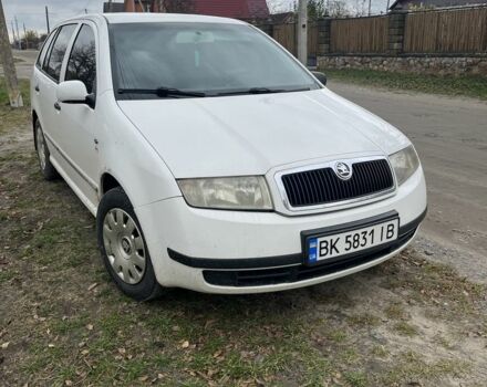Белый Шкода Фабия, объемом двигателя 1.4 л и пробегом 374 тыс. км за 2800 $, фото 1 на Automoto.ua