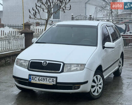 Белый Шкода Фабия, объемом двигателя 1.2 л и пробегом 330 тыс. км за 2699 $, фото 1 на Automoto.ua