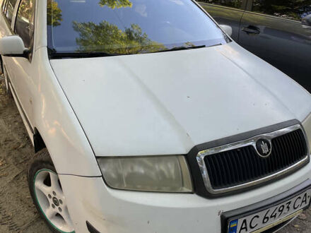 Белый Шкода Фабия, объемом двигателя 1.2 л и пробегом 330 тыс. км за 200 $, фото 1 на Automoto.ua