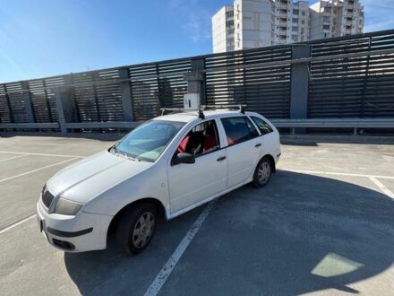 Шкода Фабия 2006 в Киеве на Automoto.ua Белый Шкода Фабия, объемом двигателя 1.4 л и пробегом 250 тыс. км за 1550 $, фото 1 на Automoto.ua