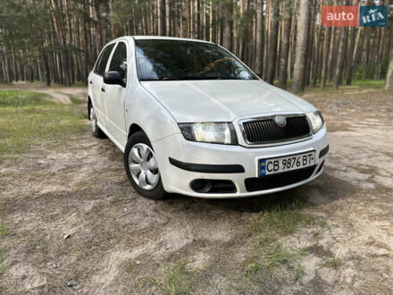 Шкода Фабия 2006 в Чернигове на Automoto.ua Белый Шкода Фабия, объемом двигателя 1.2 л и пробегом 187 тыс. км за 2750 $, фото 1 на Automoto.ua