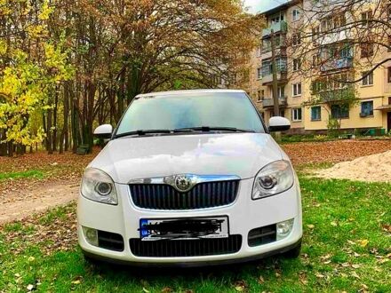Белый Шкода Фабия, объемом двигателя 1.6 л и пробегом 240 тыс. км за 6300 $, фото 1 на Automoto.ua
