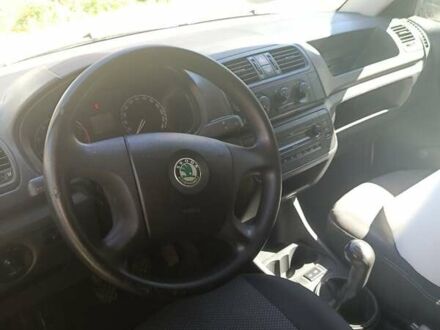 Белый Шкода Фабия, объемом двигателя 1.2 л и пробегом 225 тыс. км за 4000 $, фото 1 на Automoto.ua