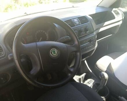 Белый Шкода Фабия, объемом двигателя 1.2 л и пробегом 225 тыс. км за 4000 $, фото 1 на Automoto.ua