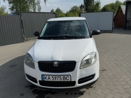 Белый Шкода Фабия, объемом двигателя 1.4 л и пробегом 240 тыс. км за 4400 $, фото 1 на Automoto.ua