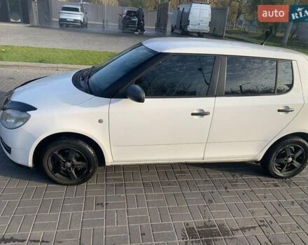 Белый Шкода Фабия, объемом двигателя 1.4 л и пробегом 220 тыс. км за 4999 $, фото 1 на Automoto.ua