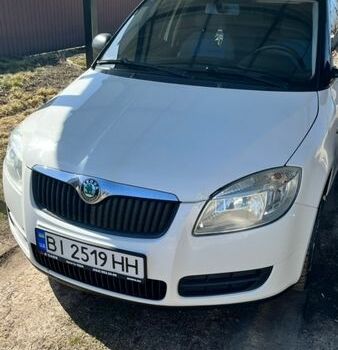 Белый Шкода Фабия, объемом двигателя 1.2 л и пробегом 203 тыс. км за 3950 $, фото 1 на Automoto.ua
