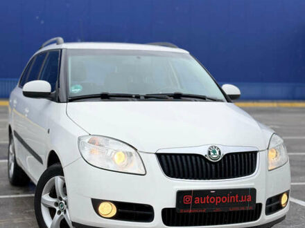 Белый Шкода Фабия, объемом двигателя 1.6 л и пробегом 237 тыс. км за 5999 $, фото 1 на Automoto.ua