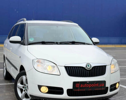 Белый Шкода Фабия, объемом двигателя 1.6 л и пробегом 237 тыс. км за 5999 $, фото 1 на Automoto.ua