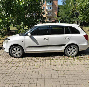 Белый Шкода Фабия, объемом двигателя 1.42 л и пробегом 198 тыс. км за 5000 $, фото 1 на Automoto.ua