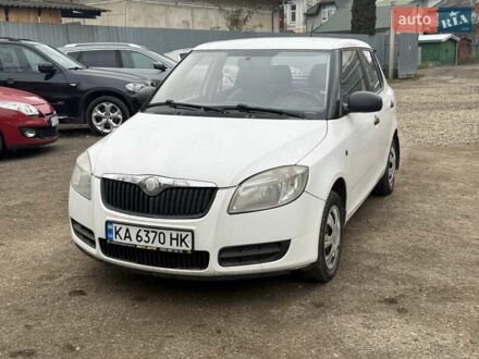 Белый Шкода Фабия, объемом двигателя 1.2 л и пробегом 240 тыс. км за 2999 $, фото 1 на Automoto.ua