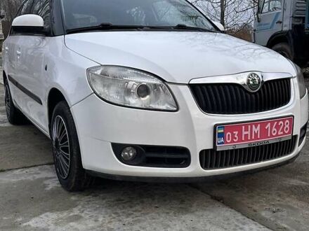 Белый Шкода Фабия, объемом двигателя 1.42 л и пробегом 300 тыс. км за 6500 $, фото 1 на Automoto.ua