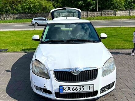 Шкода Фабия 2009 в Киеве на Automoto.ua Белый Шкода Фабия, объемом двигателя 1.2 л и пробегом 298 тыс. км за 3300 $, фото 1 на Automoto.ua