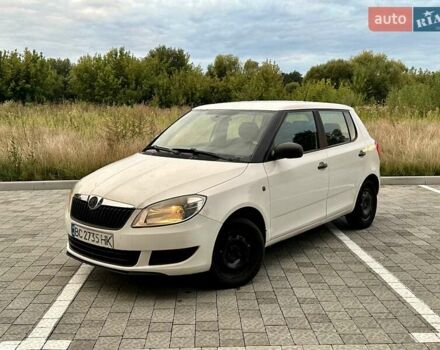 Белый Шкода Фабия, объемом двигателя 1.2 л и пробегом 225 тыс. км за 3900 $, фото 1 на Automoto.ua