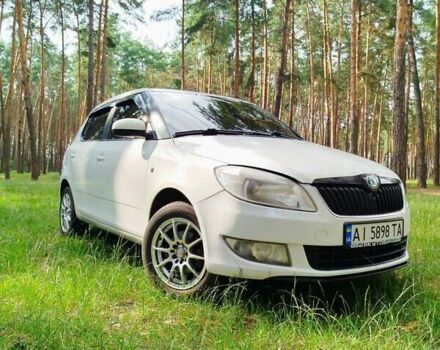 Белый Шкода Фабия, объемом двигателя 1.4 л и пробегом 316 тыс. км за 4350 $, фото 1 на Automoto.ua
