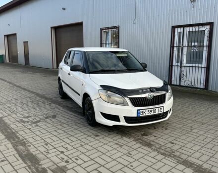 Белый Шкода Фабия, объемом двигателя 1.2 л и пробегом 265 тыс. км за 3299 $, фото 1 на Automoto.ua