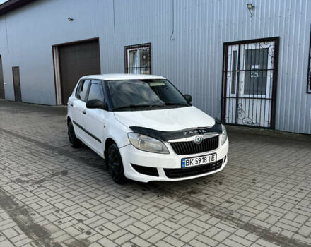 Белый Шкода Фабия, объемом двигателя 1.2 л и пробегом 266 тыс. км за 3299 $, фото 1 на Automoto.ua