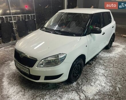 Белый Шкода Фабия, объемом двигателя 1.2 л и пробегом 210 тыс. км за 3800 $, фото 1 на Automoto.ua