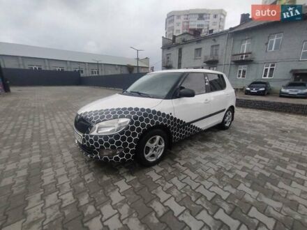 Белый Шкода Фабия, объемом двигателя 1.4 л и пробегом 359 тыс. км за 5600 $, фото 1 на Automoto.ua