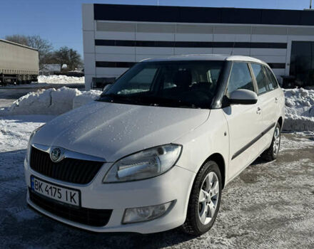 Белый Шкода Фабия, объемом двигателя 1.6 л и пробегом 252 тыс. км за 5500 $, фото 1 на Automoto.ua