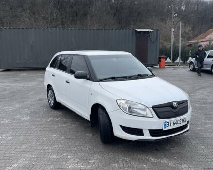 Белый Шкода Фабия, объемом двигателя 1.6 л и пробегом 246 тыс. км за 5300 $, фото 1 на Automoto.ua