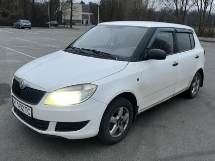 Белый Шкода Фабия, объемом двигателя 1.2 л и пробегом 175 тыс. км за 4300 $, фото 1 на Automoto.ua