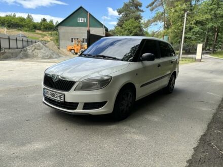 Шкода Фабия 2011 в Тячеве на Automoto.ua Белый Шкода Фабия, объемом двигателя 1.2 л и пробегом 256 тыс. км за 4950 $, фото 1 на Automoto.ua