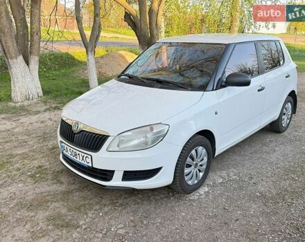 Белый Шкода Фабия, объемом двигателя 1.39 л и пробегом 205 тыс. км за 4400 $, фото 1 на Automoto.ua