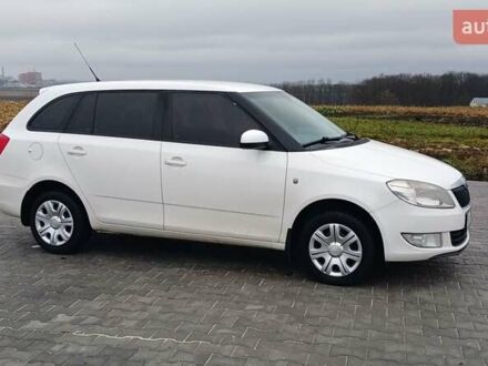 Белый Шкода Фабия, объемом двигателя 1.4 л и пробегом 220 тыс. км за 5600 $, фото 1 на Automoto.ua