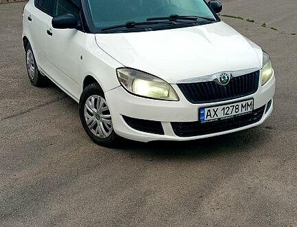 Белый Шкода Фабия, объемом двигателя 1.4 л и пробегом 202 тыс. км за 3950 $, фото 1 на Automoto.ua