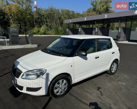 Белый Шкода Фабия, объемом двигателя 1.2 л и пробегом 270 тыс. км за 3900 $, фото 1 на Automoto.ua