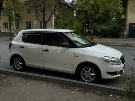 Белый Шкода Фабия, объемом двигателя 1.39 л и пробегом 257 тыс. км за 4600 $, фото 1 на Automoto.ua