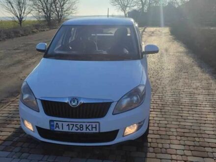 Белый Шкода Фабия, объемом двигателя 1.4 л и пробегом 320 тыс. км за 5700 $, фото 1 на Automoto.ua