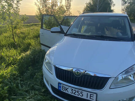 Шкода Фабия 2012 в Ровно на Automoto.ua Белый Шкода Фабия, объемом двигателя 1.2 л и пробегом 195 тыс. км за 6100 $, фото 1 на Automoto.ua