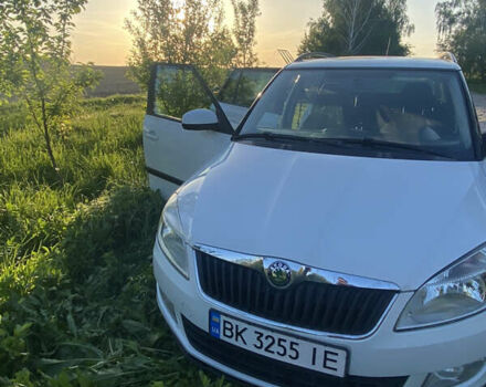 Белый Шкода Фабия, объемом двигателя 1.2 л и пробегом 195 тыс. км за 6100 $, фото 1 на Automoto.ua