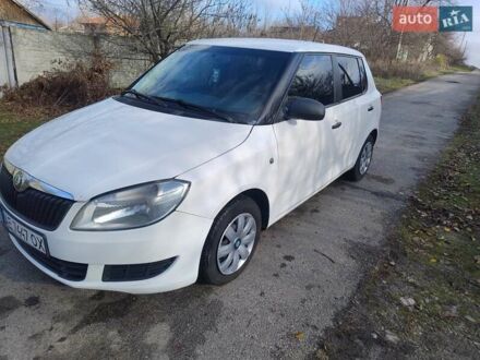 Белый Шкода Фабия, объемом двигателя 1.39 л и пробегом 316 тыс. км за 5200 $, фото 1 на Automoto.ua