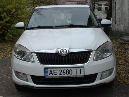 Шкода Фабия 2012 в Каменское - Днепродзержинск на Automoto.ua Белый Шкода Фабия, объемом двигателя 1.4 л и пробегом 171 тыс. км за 5700 $, фото 1 на Automoto.ua